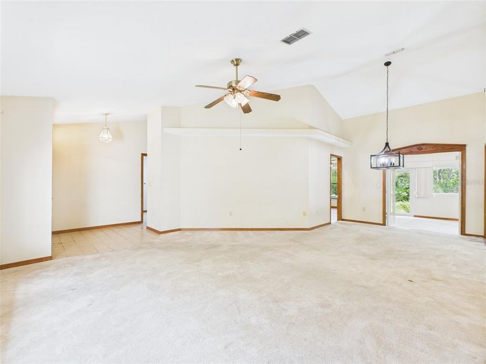 合同活跃: $269,900 (3 贝兹, 2 浴室, 1965 平方英尺)