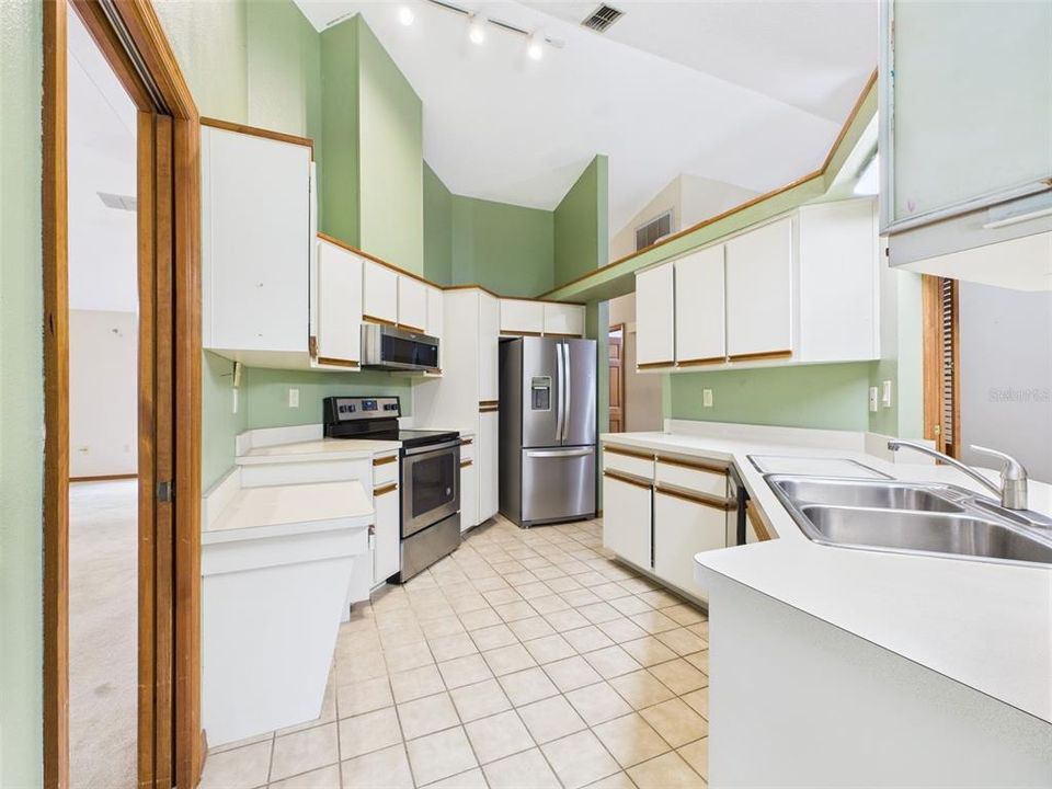 合同活跃: $269,900 (3 贝兹, 2 浴室, 1965 平方英尺)