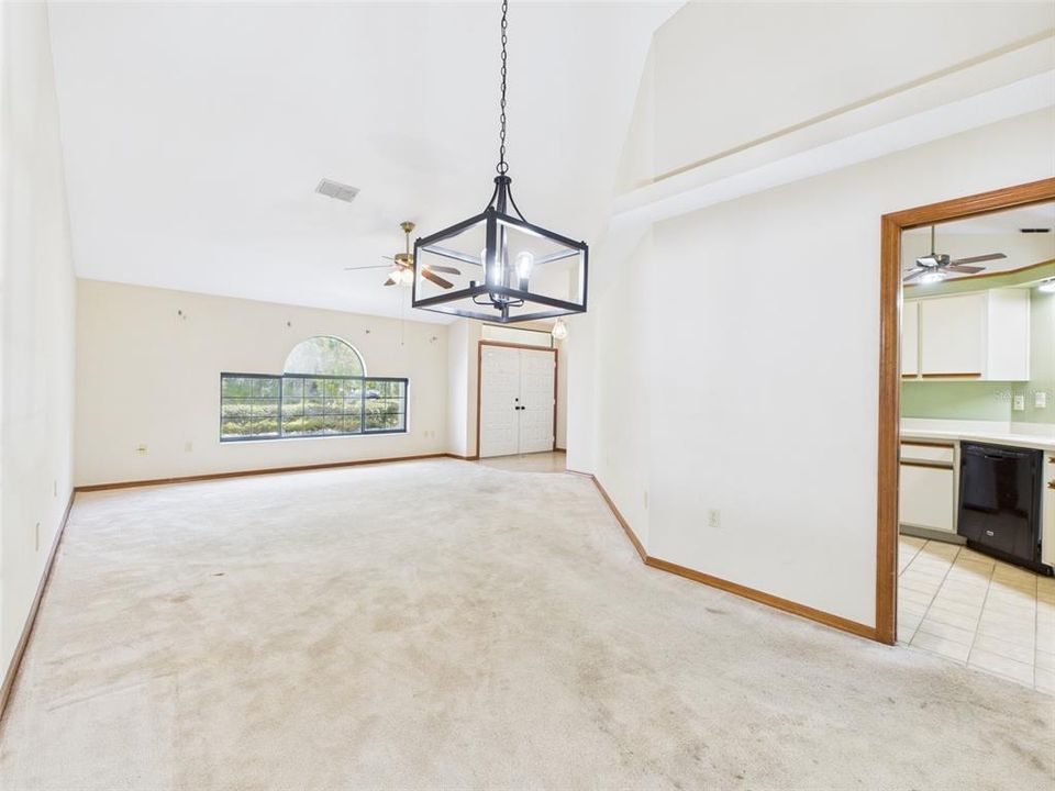 合同活跃: $269,900 (3 贝兹, 2 浴室, 1965 平方英尺)