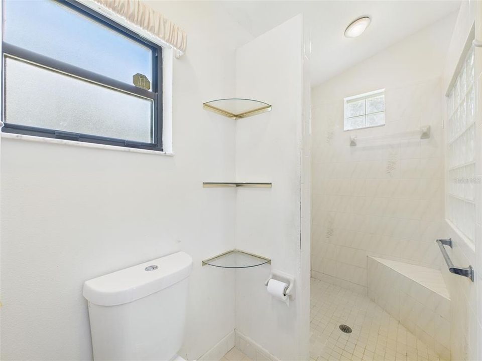 合同活跃: $269,900 (3 贝兹, 2 浴室, 1965 平方英尺)