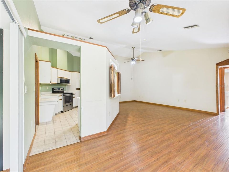 合同活跃: $269,900 (3 贝兹, 2 浴室, 1965 平方英尺)