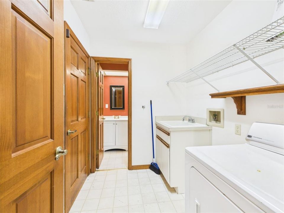 合同活跃: $269,900 (3 贝兹, 2 浴室, 1965 平方英尺)