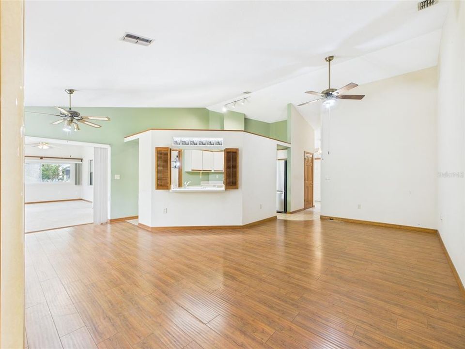 合同活跃: $269,900 (3 贝兹, 2 浴室, 1965 平方英尺)