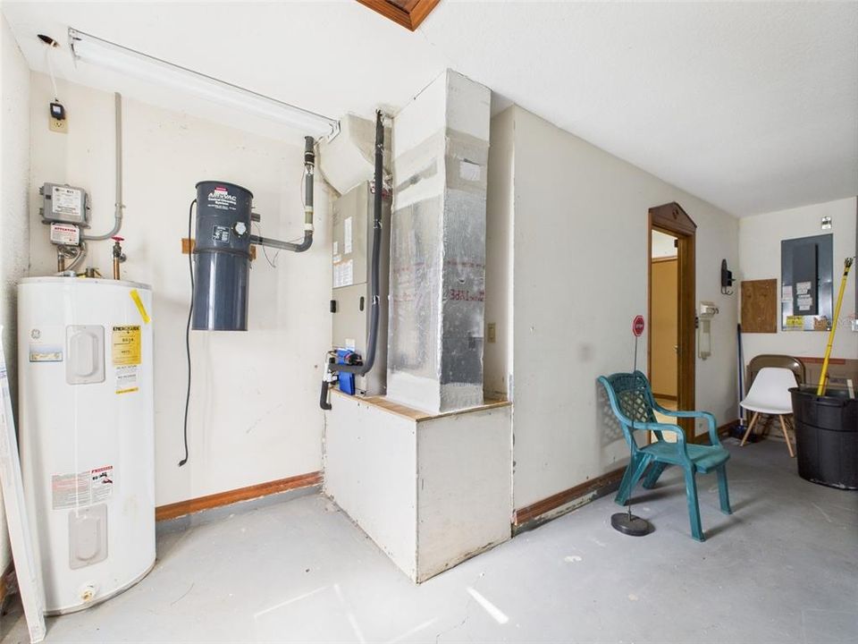 合同活跃: $269,900 (3 贝兹, 2 浴室, 1965 平方英尺)