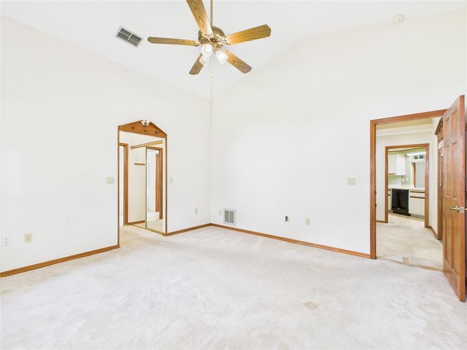 合同活跃: $269,900 (3 贝兹, 2 浴室, 1965 平方英尺)