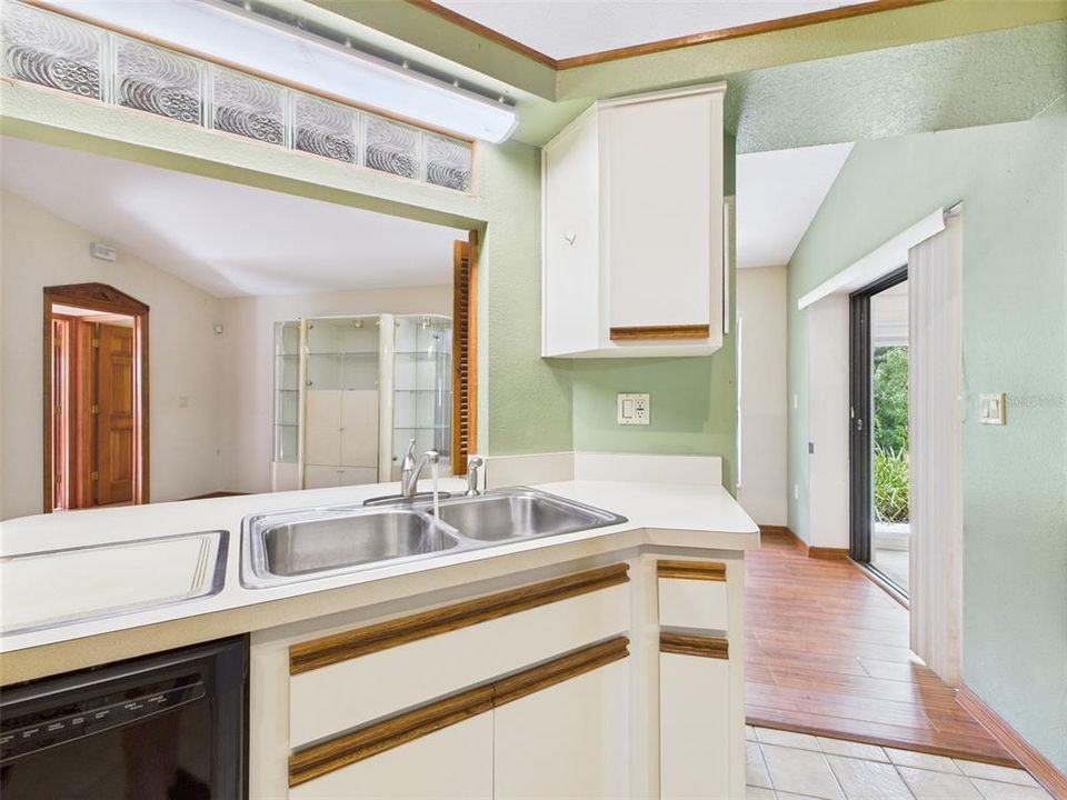 合同活跃: $269,900 (3 贝兹, 2 浴室, 1965 平方英尺)