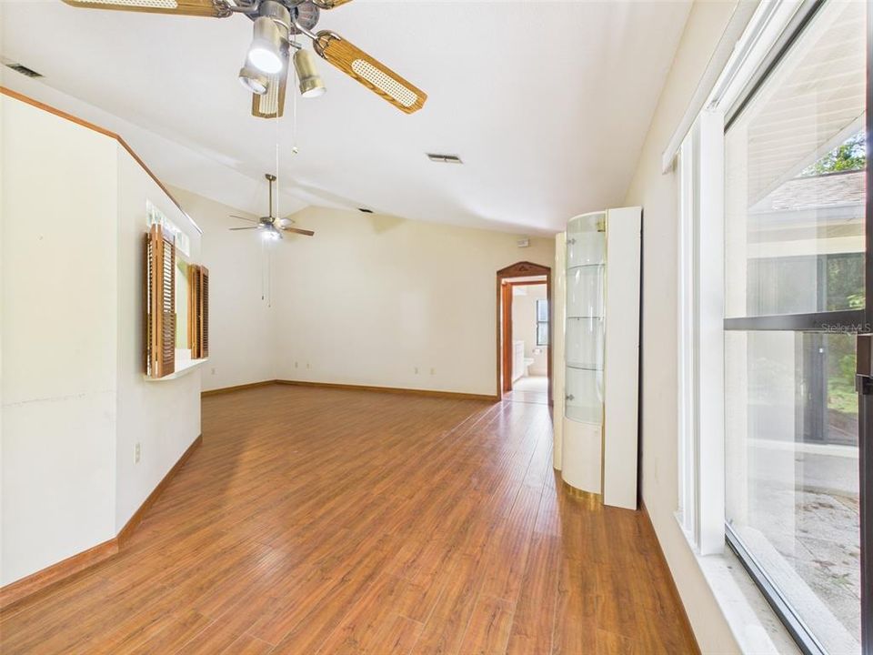 合同活跃: $269,900 (3 贝兹, 2 浴室, 1965 平方英尺)