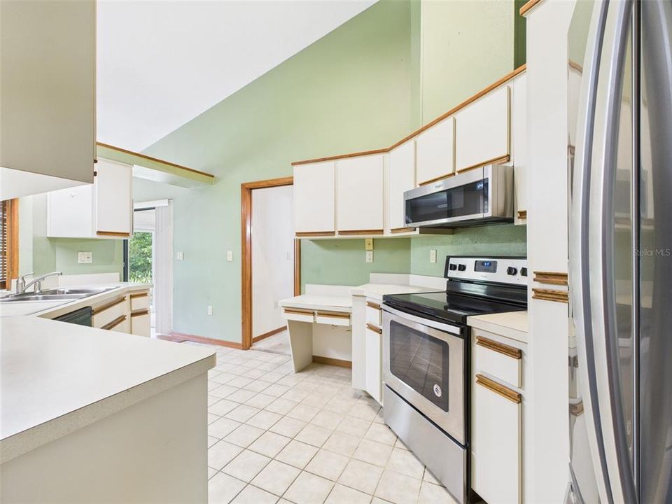 合同活跃: $269,900 (3 贝兹, 2 浴室, 1965 平方英尺)