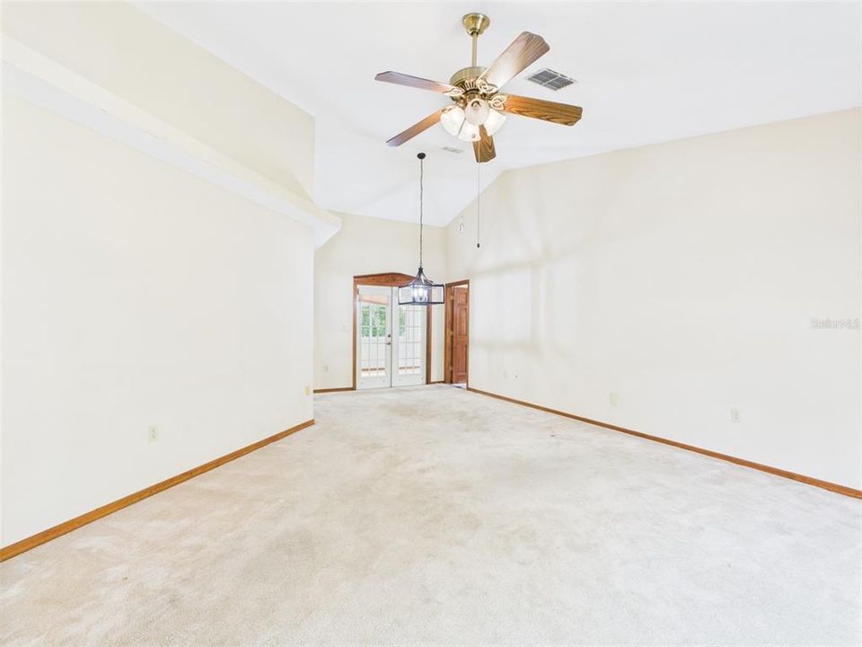 合同活跃: $269,900 (3 贝兹, 2 浴室, 1965 平方英尺)