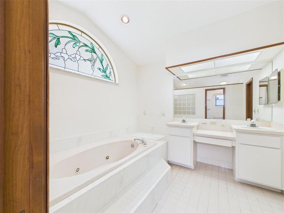 合同活跃: $269,900 (3 贝兹, 2 浴室, 1965 平方英尺)