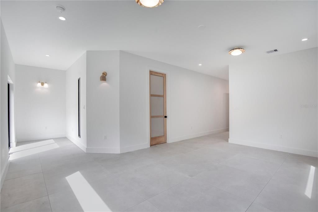 合同活跃: $1,185,000 (4 贝兹, 3 浴室, 3710 平方英尺)