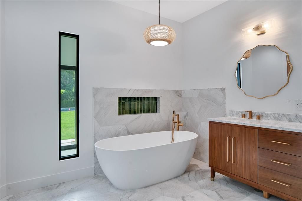 合同活跃: $1,185,000 (4 贝兹, 3 浴室, 3710 平方英尺)