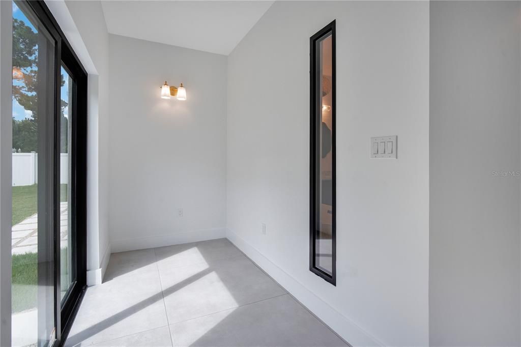 合同活跃: $1,185,000 (4 贝兹, 3 浴室, 3710 平方英尺)