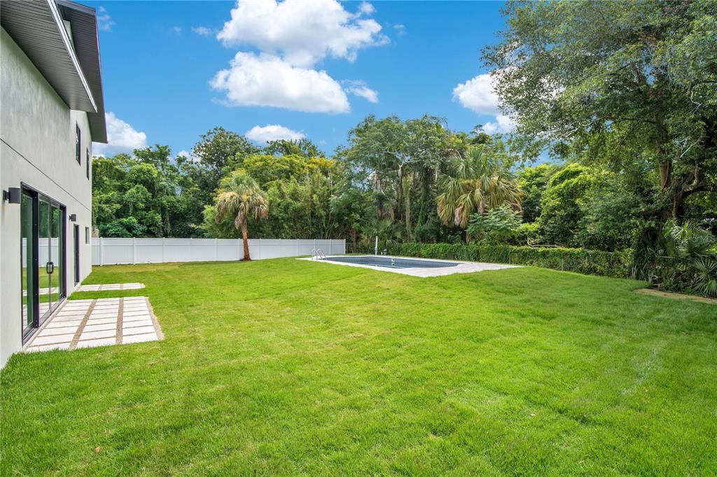 合同活跃: $1,185,000 (4 贝兹, 3 浴室, 3710 平方英尺)