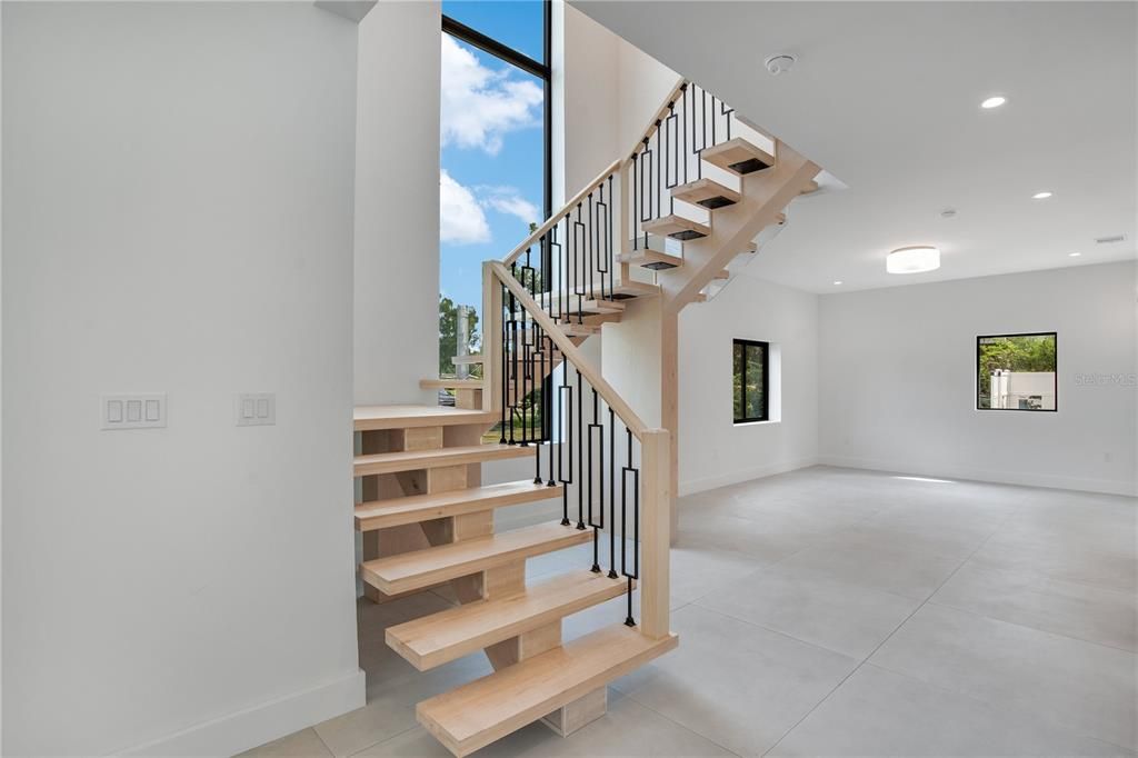 合同活跃: $1,185,000 (4 贝兹, 3 浴室, 3710 平方英尺)