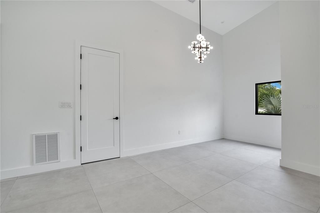 合同活跃: $1,185,000 (4 贝兹, 3 浴室, 3710 平方英尺)