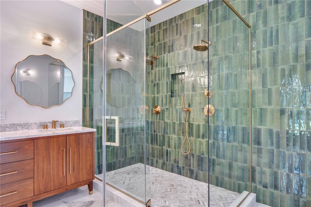 合同活跃: $1,185,000 (4 贝兹, 3 浴室, 3710 平方英尺)