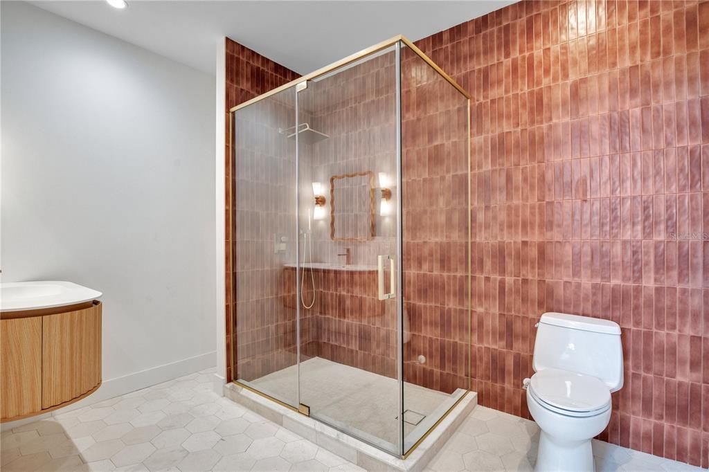 合同活跃: $1,185,000 (4 贝兹, 3 浴室, 3710 平方英尺)