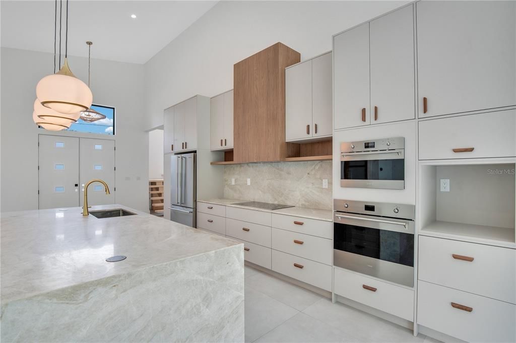 合同活跃: $1,185,000 (4 贝兹, 3 浴室, 3710 平方英尺)