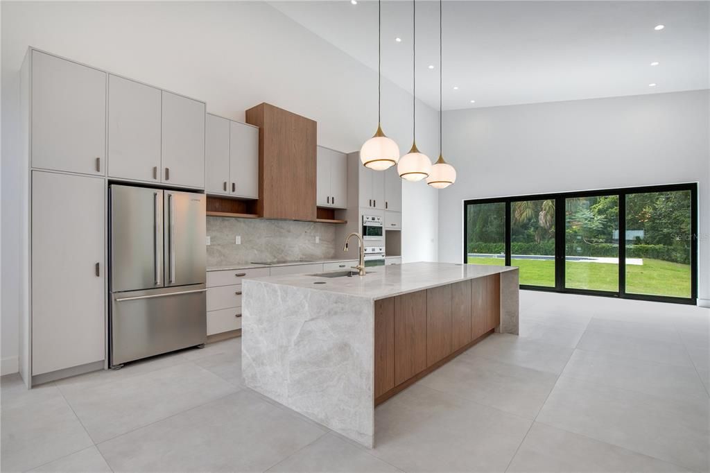 合同活跃: $1,185,000 (4 贝兹, 3 浴室, 3710 平方英尺)