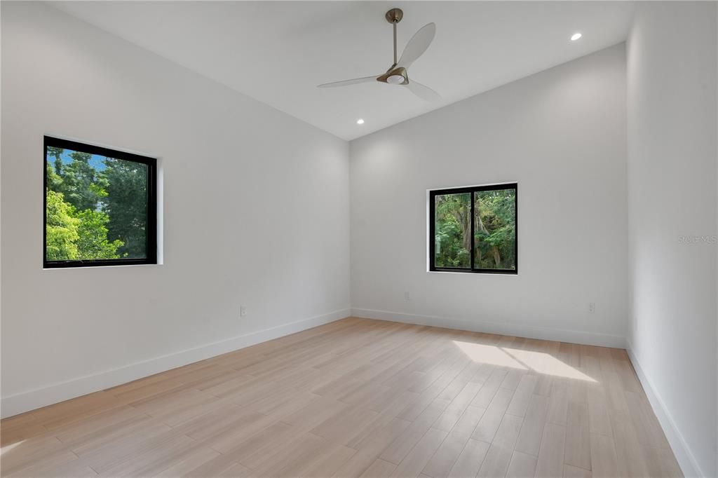 合同活跃: $1,185,000 (4 贝兹, 3 浴室, 3710 平方英尺)