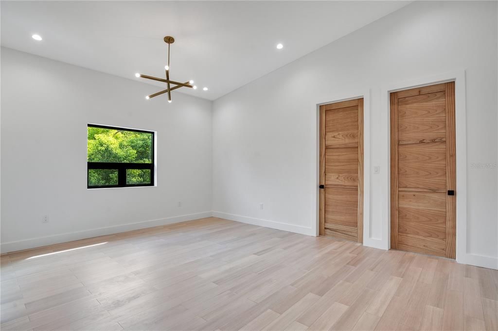 合同活跃: $1,185,000 (4 贝兹, 3 浴室, 3710 平方英尺)