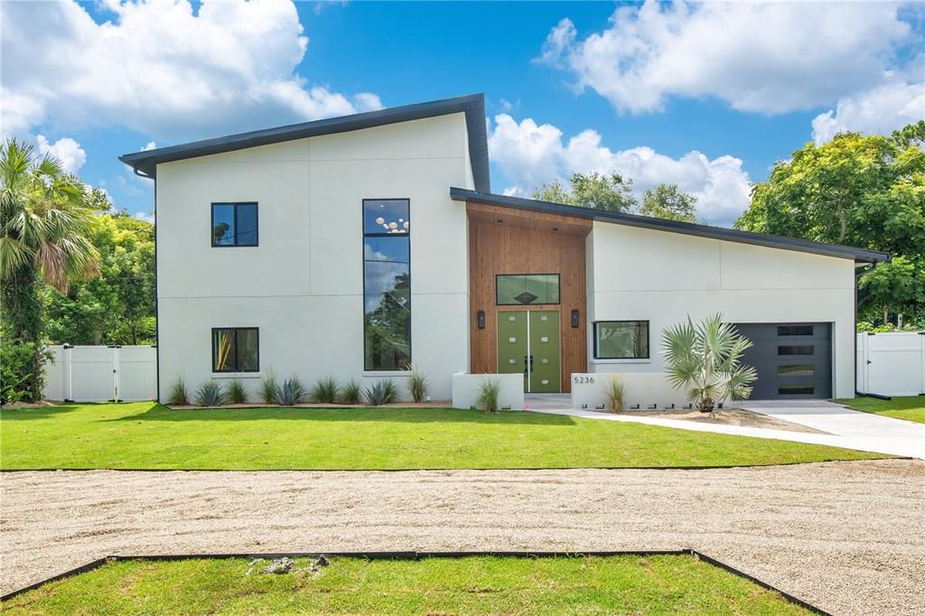 合同活跃: $1,185,000 (4 贝兹, 3 浴室, 3710 平方英尺)