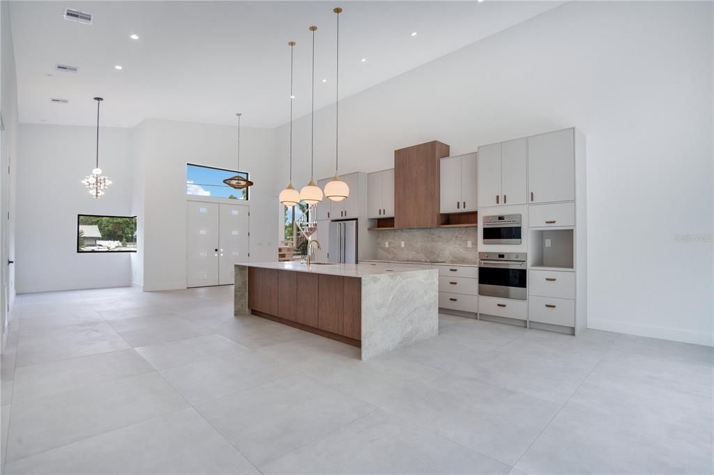 合同活跃: $1,185,000 (4 贝兹, 3 浴室, 3710 平方英尺)