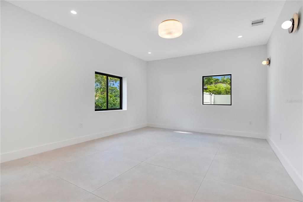 合同活跃: $1,185,000 (4 贝兹, 3 浴室, 3710 平方英尺)