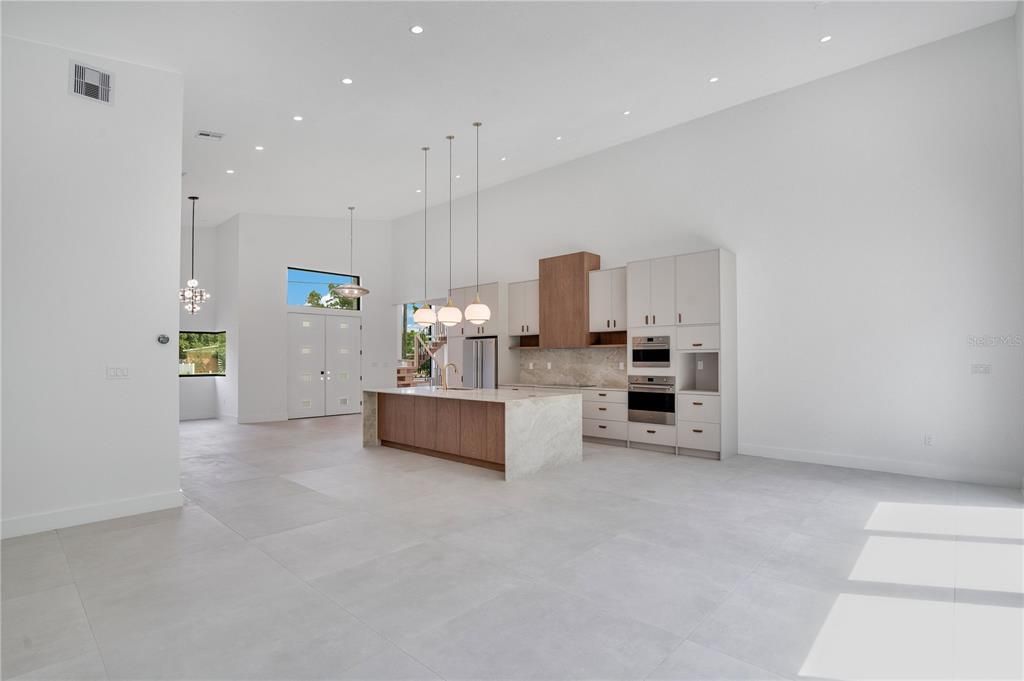 合同活跃: $1,185,000 (4 贝兹, 3 浴室, 3710 平方英尺)