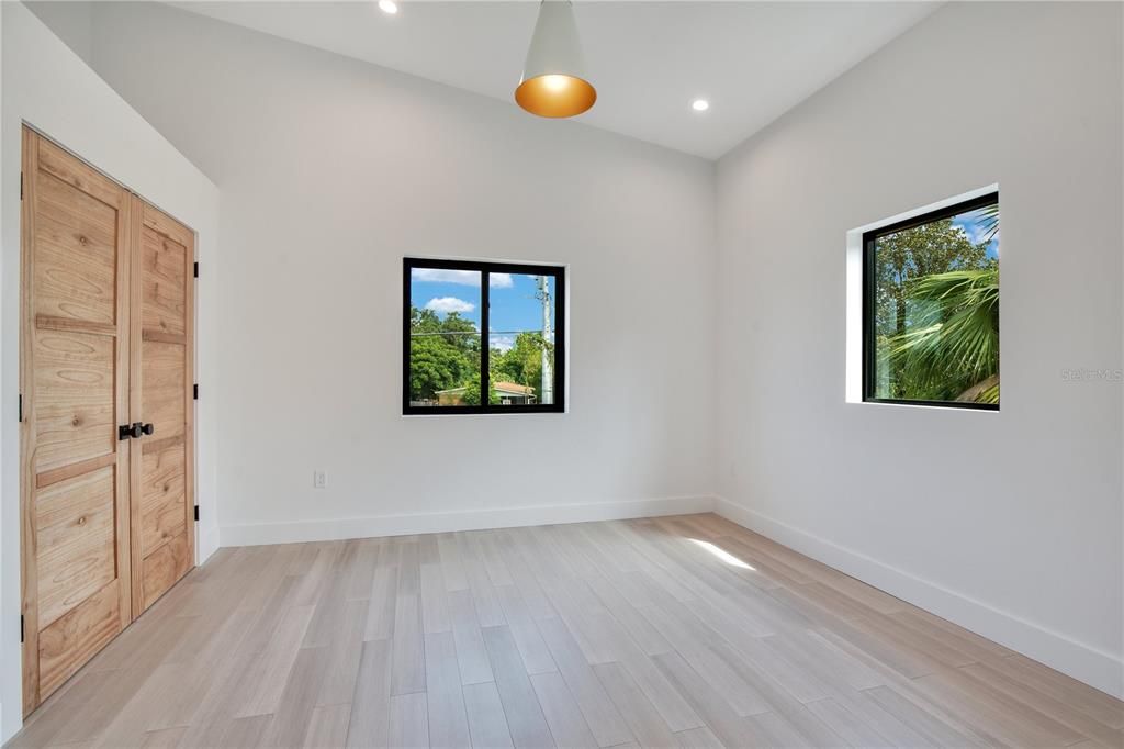 合同活跃: $1,185,000 (4 贝兹, 3 浴室, 3710 平方英尺)