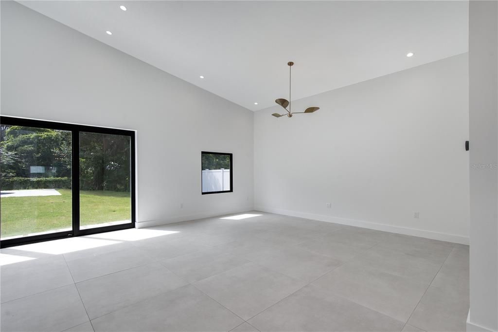 合同活跃: $1,185,000 (4 贝兹, 3 浴室, 3710 平方英尺)