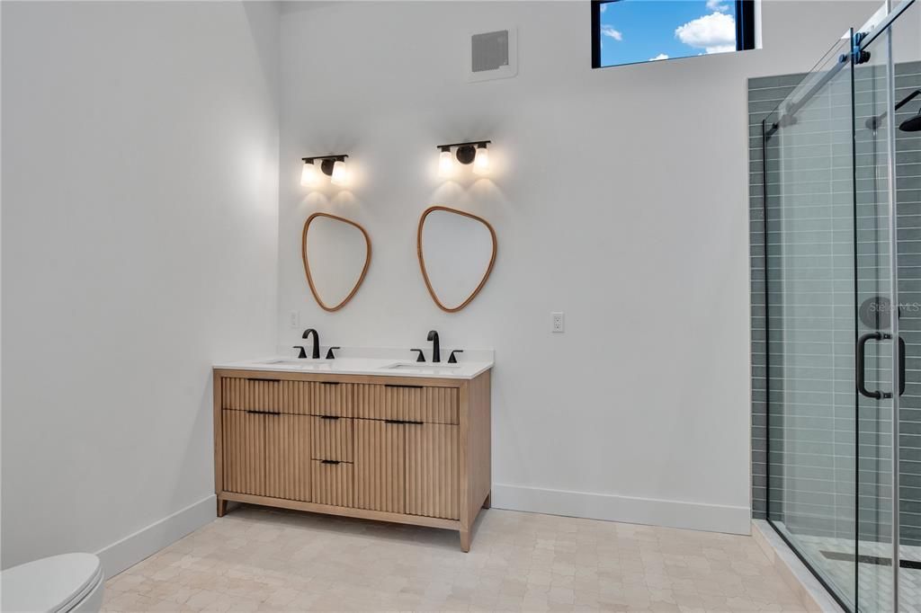 合同活跃: $1,185,000 (4 贝兹, 3 浴室, 3710 平方英尺)