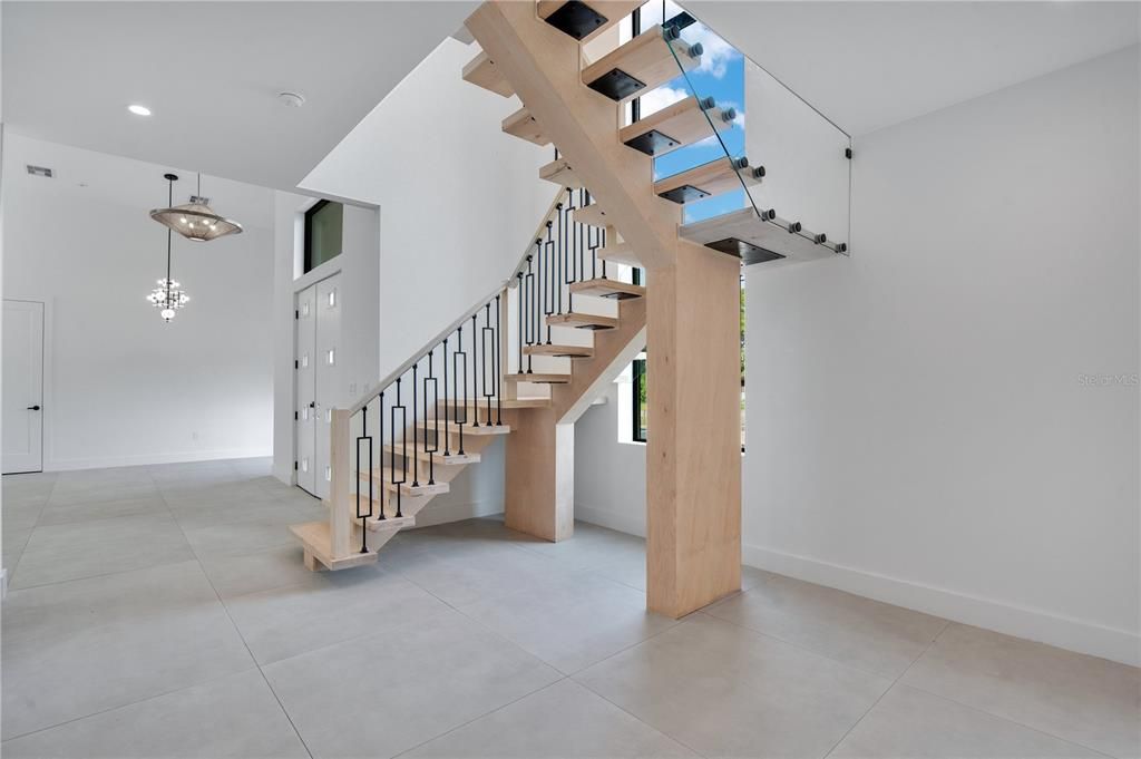 合同活跃: $1,185,000 (4 贝兹, 3 浴室, 3710 平方英尺)