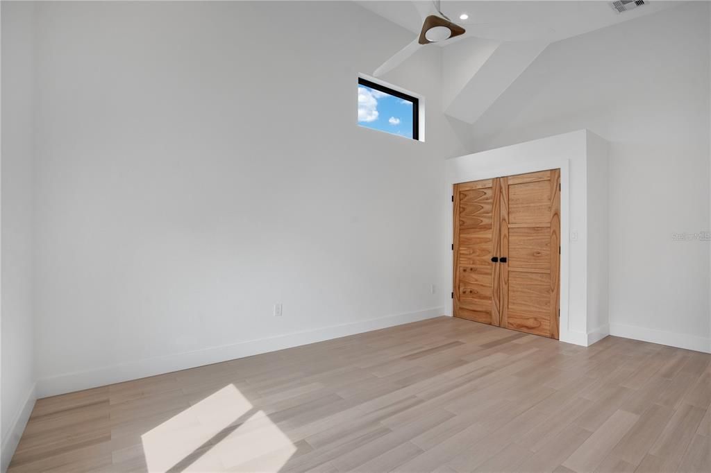 合同活跃: $1,185,000 (4 贝兹, 3 浴室, 3710 平方英尺)