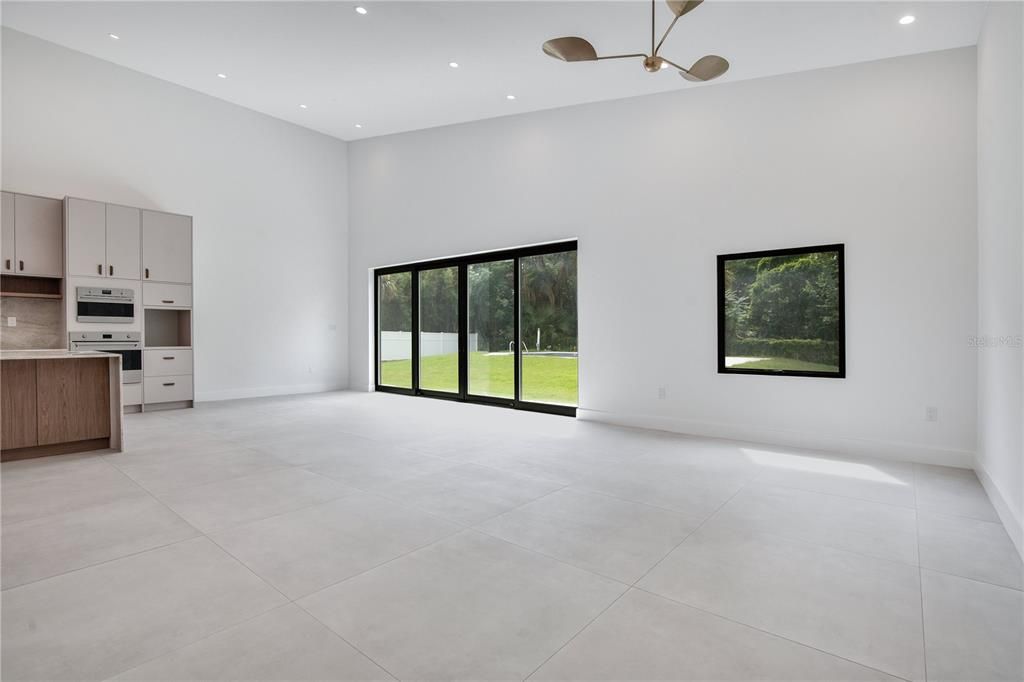 合同活跃: $1,185,000 (4 贝兹, 3 浴室, 3710 平方英尺)