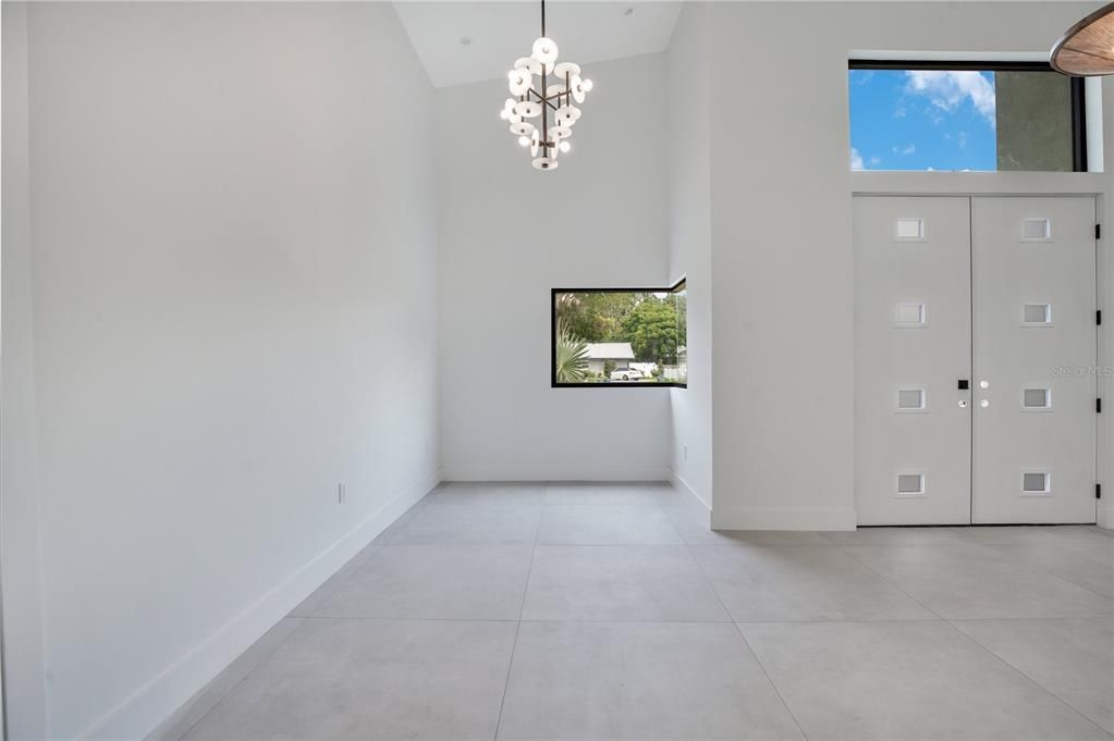 合同活跃: $1,185,000 (4 贝兹, 3 浴室, 3710 平方英尺)