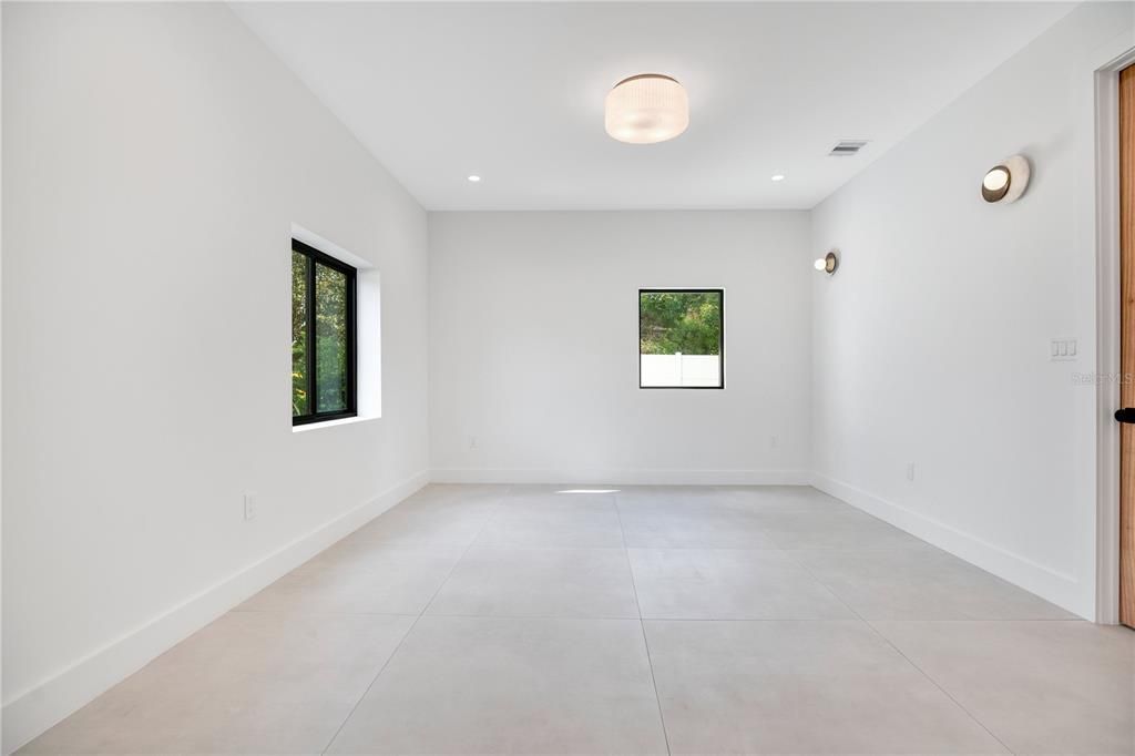 合同活跃: $1,185,000 (4 贝兹, 3 浴室, 3710 平方英尺)