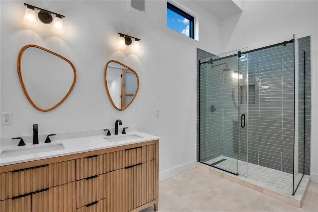 合同活跃: $1,185,000 (4 贝兹, 3 浴室, 3710 平方英尺)