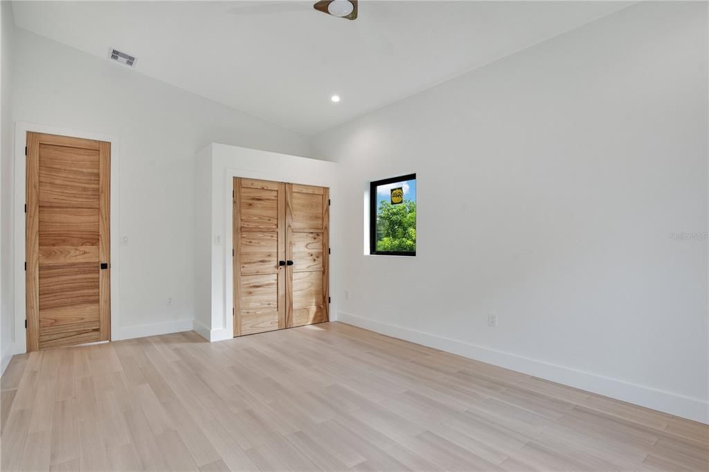 合同活跃: $1,185,000 (4 贝兹, 3 浴室, 3710 平方英尺)