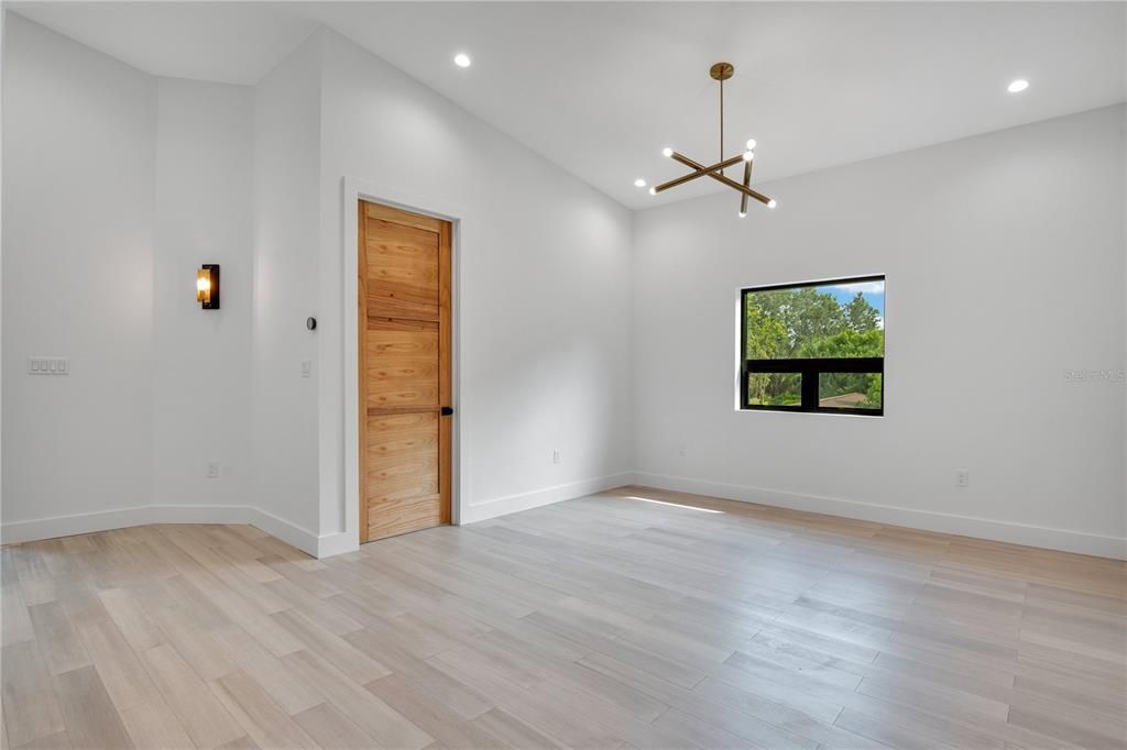 合同活跃: $1,185,000 (4 贝兹, 3 浴室, 3710 平方英尺)