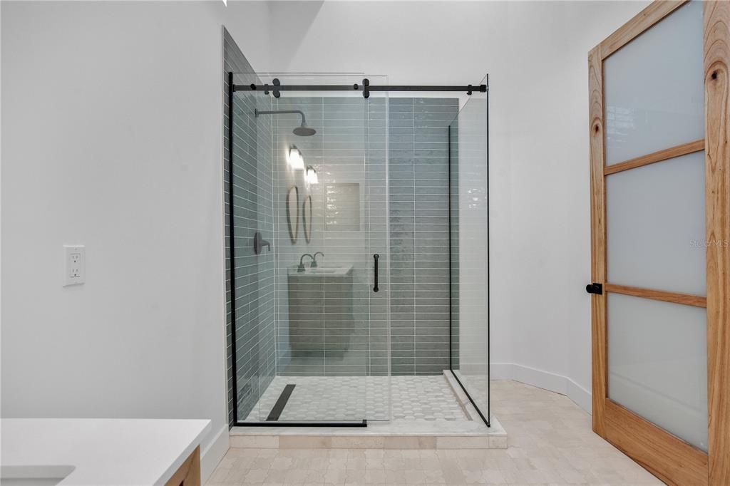 合同活跃: $1,185,000 (4 贝兹, 3 浴室, 3710 平方英尺)