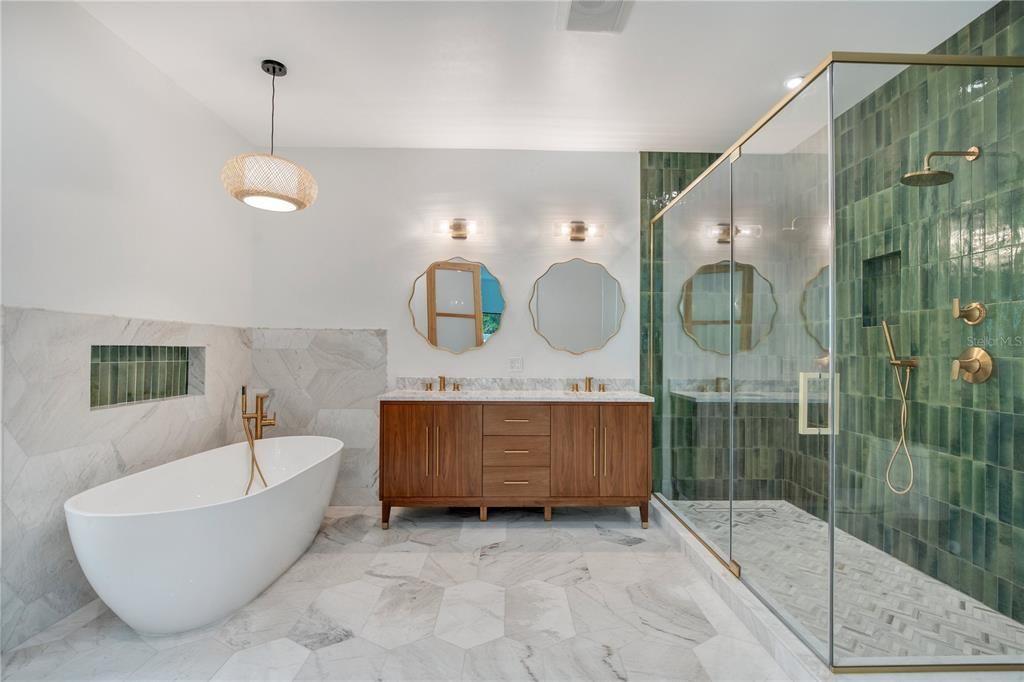 合同活跃: $1,185,000 (4 贝兹, 3 浴室, 3710 平方英尺)