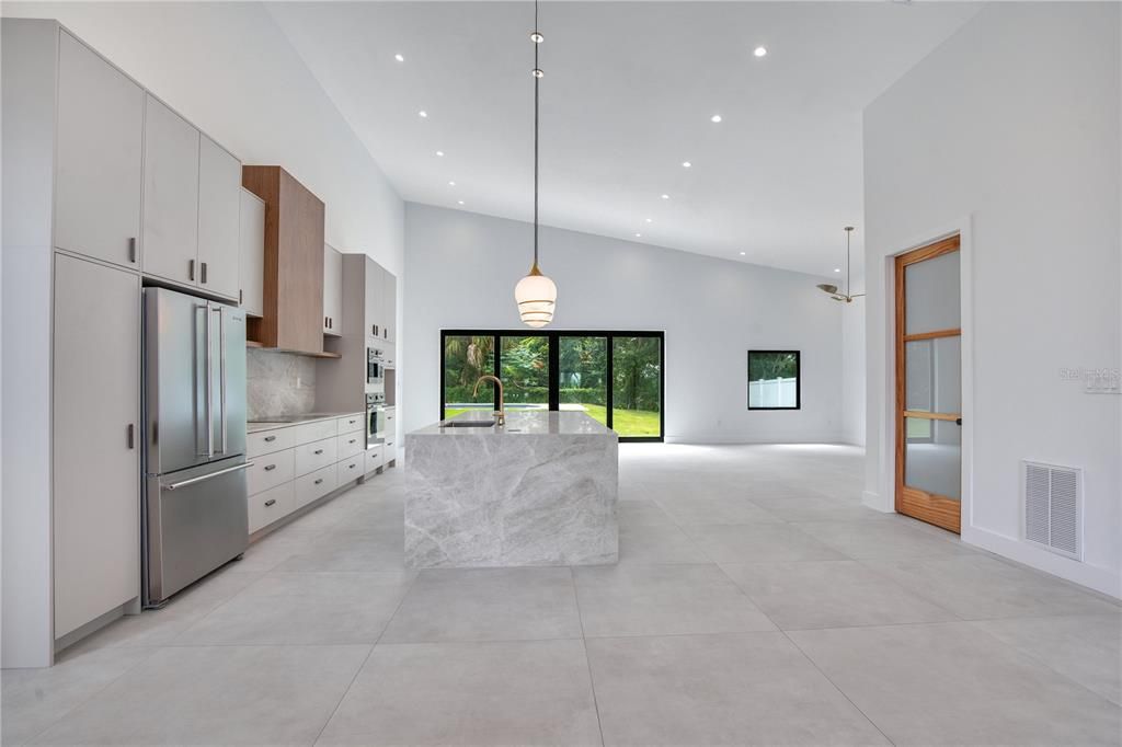 合同活跃: $1,185,000 (4 贝兹, 3 浴室, 3710 平方英尺)