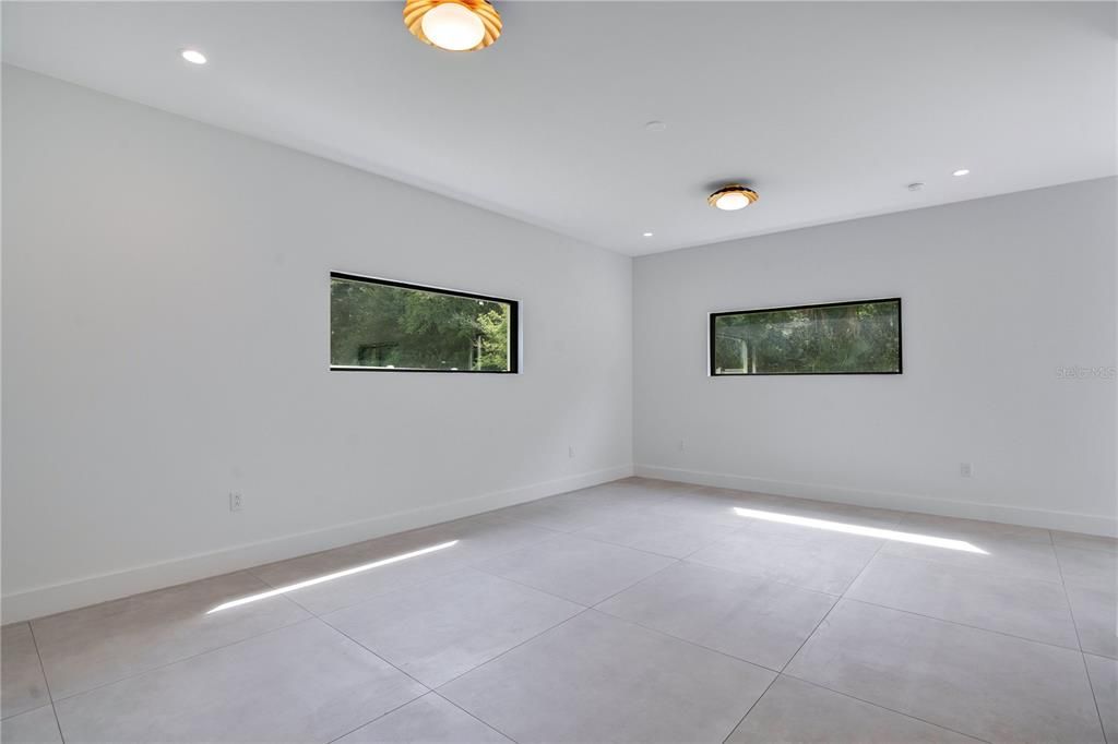 合同活跃: $1,185,000 (4 贝兹, 3 浴室, 3710 平方英尺)