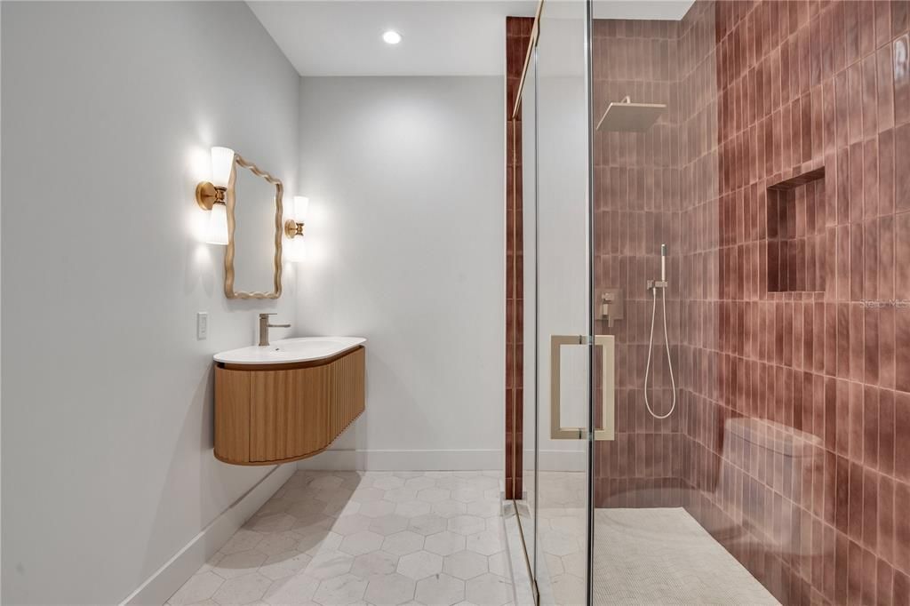 合同活跃: $1,185,000 (4 贝兹, 3 浴室, 3710 平方英尺)