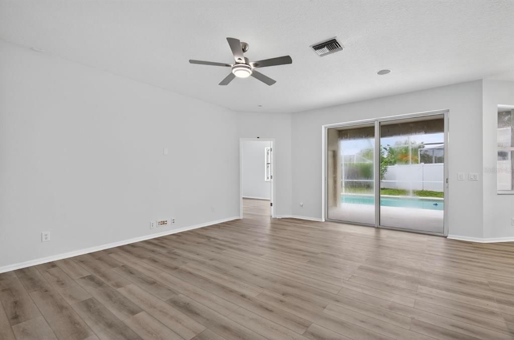 Под контрактом: $519,000 (4 спален, 2 ванн, 2396 Квадратных фут)