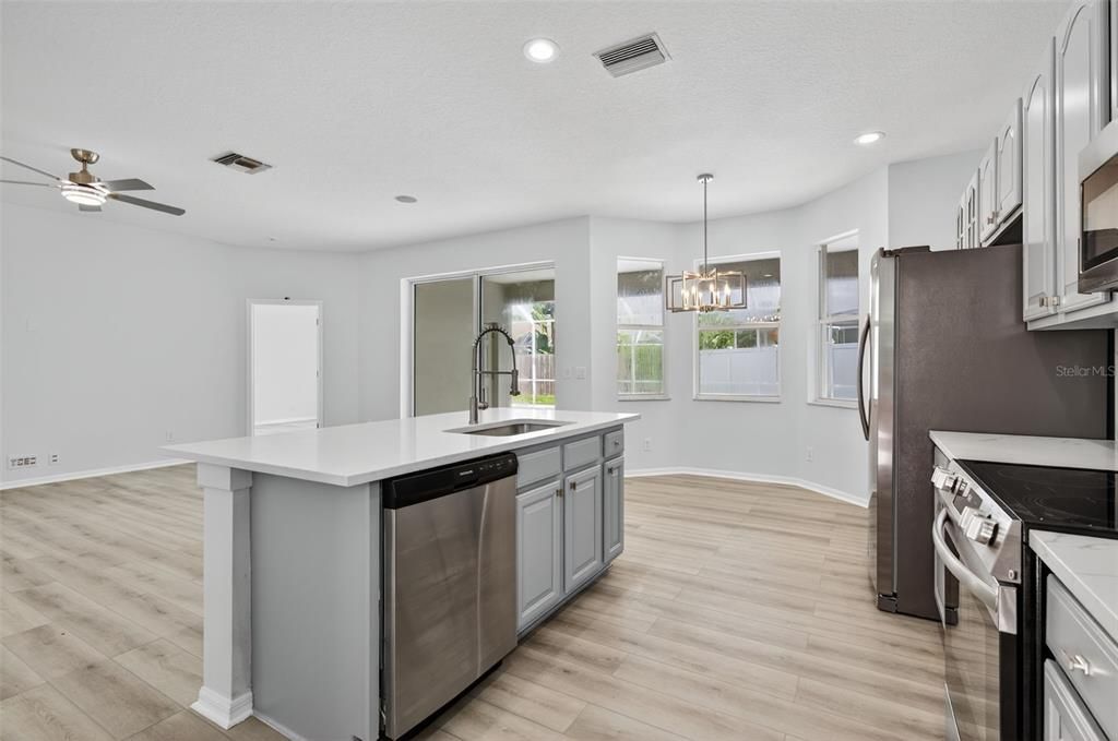 Под контрактом: $519,000 (4 спален, 2 ванн, 2396 Квадратных фут)