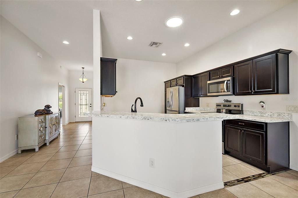 待售: $450,000 (4 贝兹, 2 浴室, 2003 平方英尺)