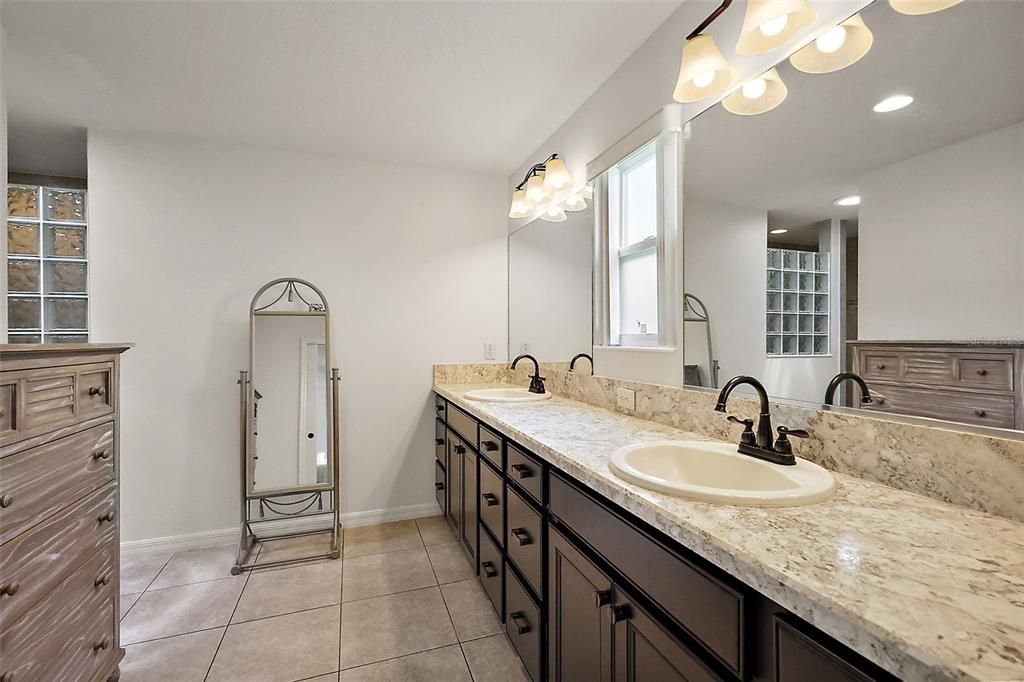 待售: $450,000 (4 贝兹, 2 浴室, 2003 平方英尺)